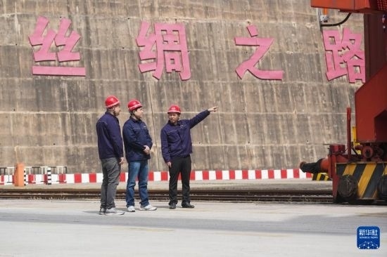 中哈兩國工作人員在中哈連云港物流合作基地交流（2023年5月10日攝）。新華社記者 季春鵬 攝