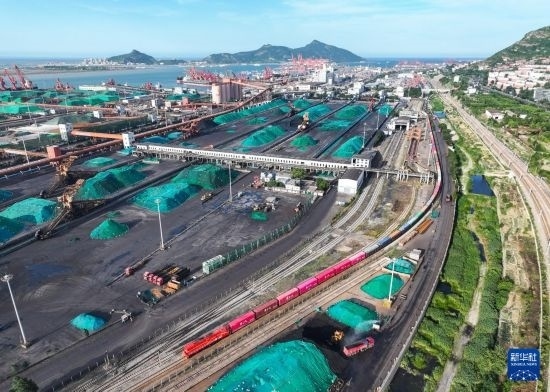 6月26日，“韓國-連云港-中亞”國際多式聯(lián)運(yùn)班列從中哈連云港物流合作基地出發(fā)，駛往哈薩克斯坦、烏茲別克斯坦（無人機(jī)照片）。班列運(yùn)載的55個(gè)大柜此前于6月13日從韓國境內(nèi)發(fā)出，經(jīng)釜山港海運(yùn)抵達(dá)連云港后轉(zhuǎn)由鐵路運(yùn)輸。新華社記者 季春鵬 攝