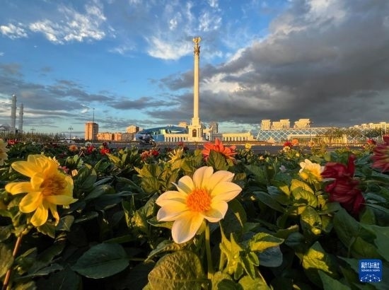 這是7月2日拍攝的哈薩克斯坦首都阿斯塔納獨立廣場。新華社記者 岳月偉 攝