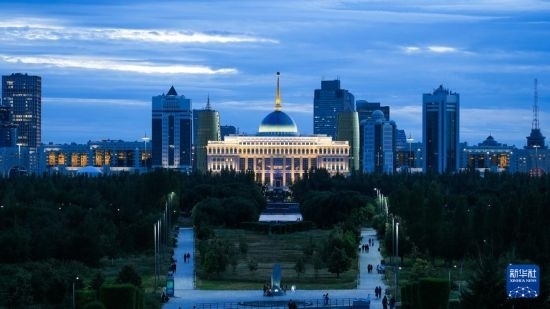 這是7月2日在哈薩克斯坦首都阿斯塔納拍攝的總統(tǒng)府及城市建筑。新華社記者 王建華 攝