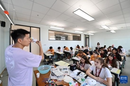 7月3日，外國(guó)學(xué)生在學(xué)習(xí)繪制京劇臉譜。新華社記者 李然 攝