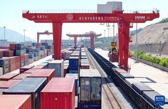 6月30日，在中哈連云港物流合作基地，大型機(jī)械在吊裝集裝箱（無人機(jī)照片）。新華社發(fā)（王健民 攝）