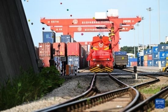 6月26日，“韓國-連云港-中亞”國際多式聯(lián)運(yùn)班列從中哈連云港物流合作基地出發(fā)，駛往哈薩克斯坦、烏茲別克斯坦。班列運(yùn)載的55個(gè)大柜此前于6月13日從韓國境內(nèi)發(fā)出，經(jīng)釜山港海運(yùn)抵達(dá)連云港后轉(zhuǎn)由鐵路運(yùn)輸。新華社記者 季春鵬 攝