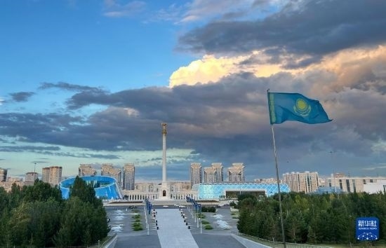 這是7月2日拍攝的哈薩克斯坦首都阿斯塔納獨立廣場。新華社記者 岳月偉 攝