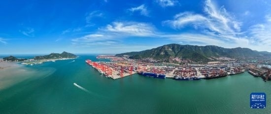 6月26日，貨輪停靠在連云港港集裝箱碼頭（無人機(jī)照片）。新華社記者 季春鵬 攝