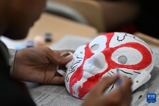 7月3日，外國(guó)學(xué)生在繪制京劇臉譜。新華社記者 李然 攝