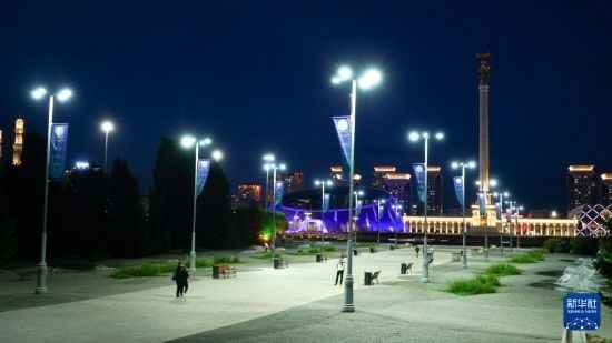 這是7月2日在哈薩克斯坦首都阿斯塔納拍攝的獨(dú)立廣場(chǎng)上的紀(jì)念柱（右后）。新華社記者 王建華 攝