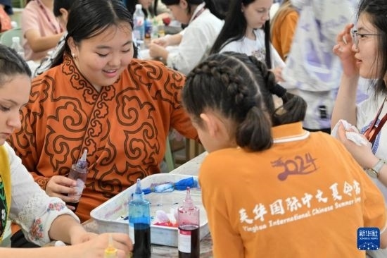 7月3日，外國(guó)學(xué)生在了解中國(guó)的染布技術(shù)。新華社記者 李然 攝