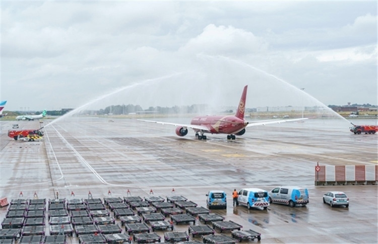 圖為布魯塞爾-上海返程航班出發(fā)前，布魯塞爾機(jī)場方面為返程航班舉行水門儀式。吉祥航空供圖