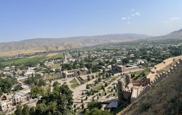 位于塔吉克斯坦杜尚別西北的吉薩爾古城，有著3000多年歷史。有研究認(rèn)為，張騫出使大宛回程途中曾經(jīng)過此地。圖為從吉薩爾古城城墻俯瞰城門與市鎮(zhèn)。本報(bào)記者 曲頌 攝