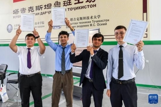 7月3日，在塔吉克斯坦首都杜尚別，魯班工坊赴華留學(xué)生展示錄取通知書。新華社記者 曹陽 攝