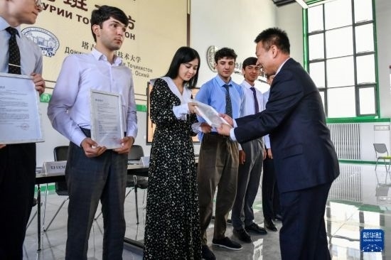 7月3日，在塔吉克斯坦首都杜尚別，天津城市建設(shè)管理職業(yè)技術(shù)學(xué)院的負(fù)責(zé)人為魯班工坊赴華留學(xué)生頒發(fā)錄取通知書。新華社記者 曹陽 攝