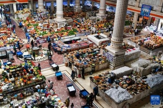 這是6月27日在塔吉克斯坦首都杜尚別拍攝的大巴扎內(nèi)景。新華社記者 曹陽 攝