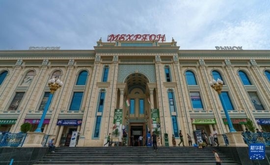 這是7月1日在塔吉克斯坦首都杜尚別拍攝的大巴扎外景。新華社記者 周荻瀟 攝