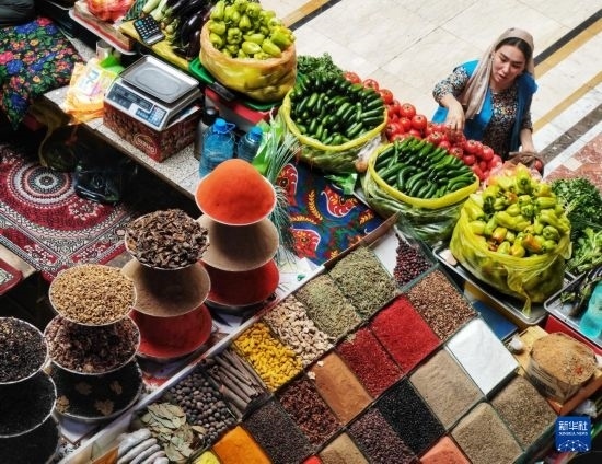 這是7月3日在塔吉克斯坦首都杜尚別拍攝的大巴扎內(nèi)景。新華社記者 燕雁 攝