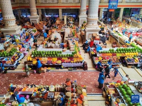 這是7月3日在塔吉克斯坦首都杜尚別拍攝的大巴扎內(nèi)景。新華社記者 燕雁 攝