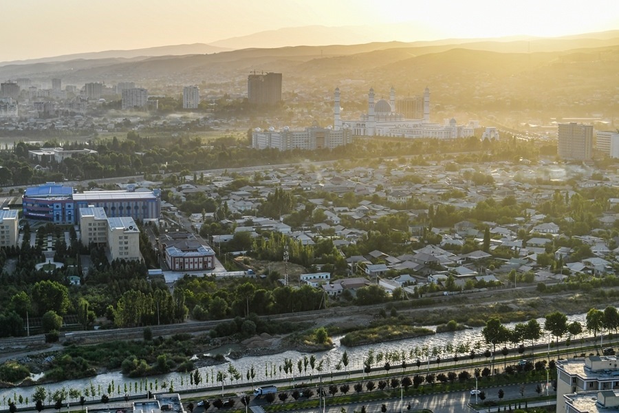 這是2024年6月26日拍攝的塔吉克斯坦首都杜尚別城市風(fēng)光。新華社記者 曹陽 攝