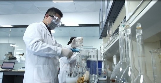 中國科學(xué)院贛江創(chuàng)新研究院科研人員在做實(shí)驗(yàn)。