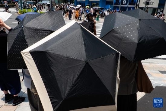 7月4日，人們在日本東京原宿的街道上等待紅綠燈。新華社記者 張笑宇 攝