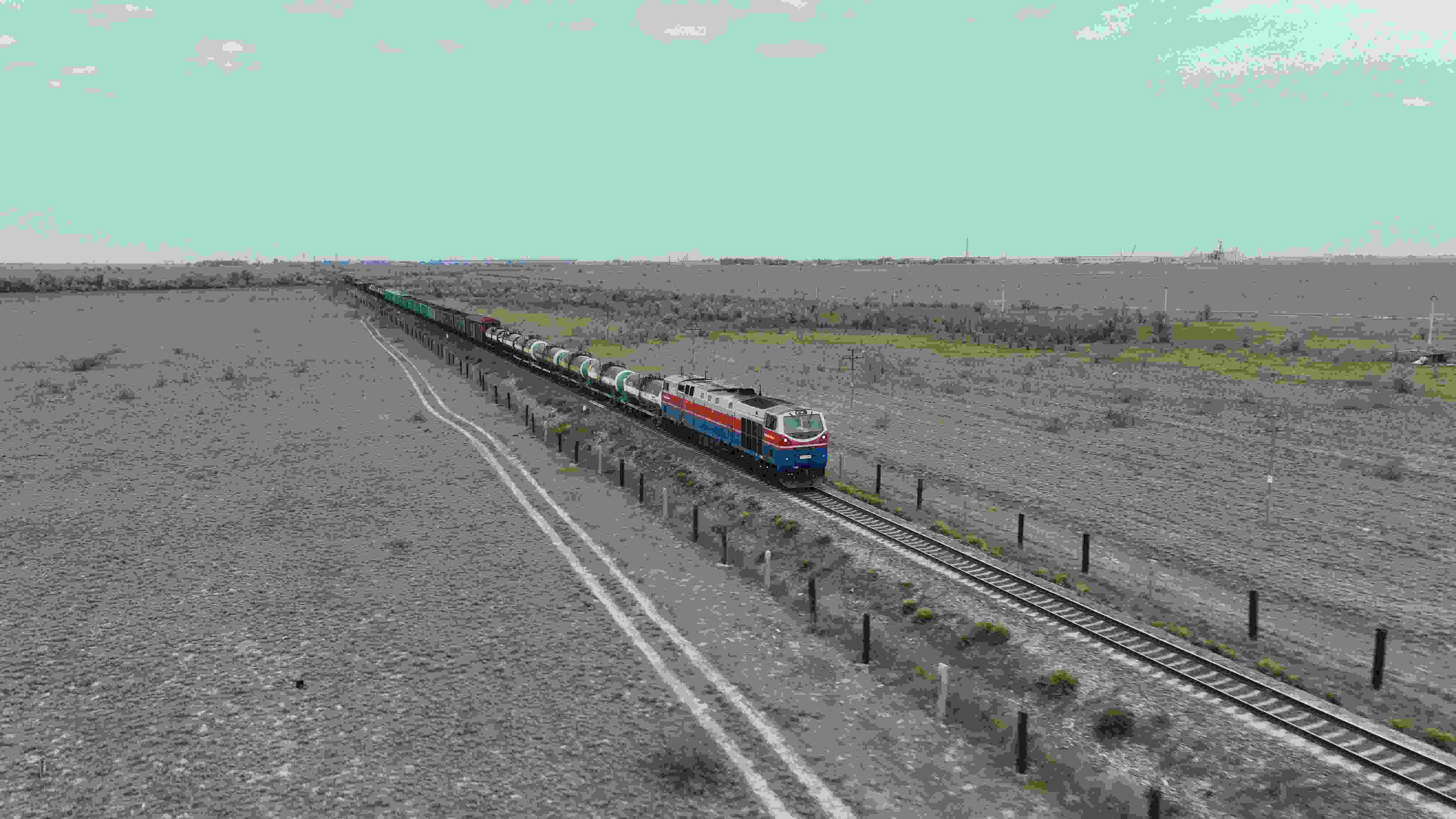 △ 2023年5月12日，在哈薩克斯坦阿拉木圖附近，貨運(yùn)列車(chē)馳騁于阿拉木圖與中國(guó)霍爾果斯間（無(wú)人機(jī)照片）。