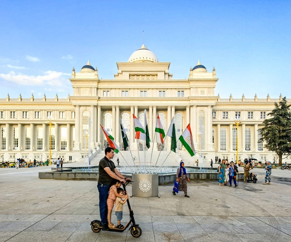 2024年7月1日，人們?cè)谒怂固棺h會(huì)大樓前的廣場(chǎng)上休閑。