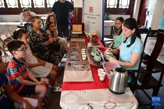 7月4日，在馬耳他桑塔露琪亞市的中國古典園林“靜園”，人們欣賞中國茶藝表演。新華社發(fā)（喬納森·博格 攝）