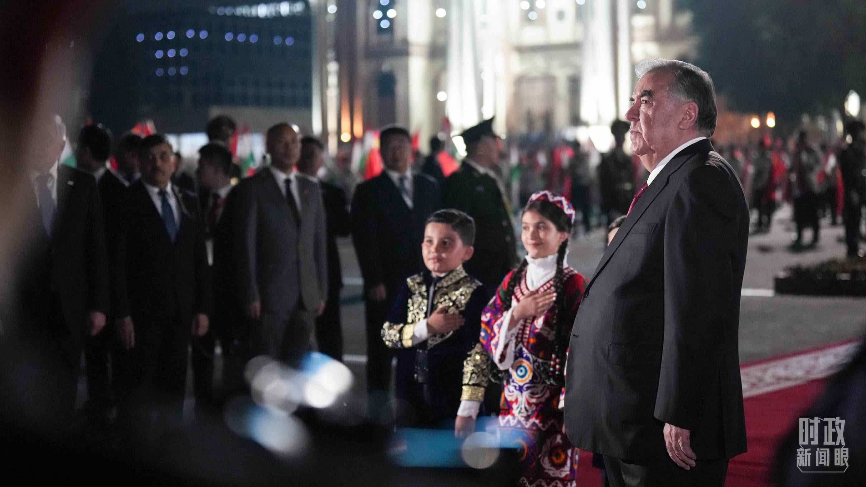 △拉赫蒙總統(tǒng)在機場迎接習(xí)主席。（總臺記者李晉拍攝）