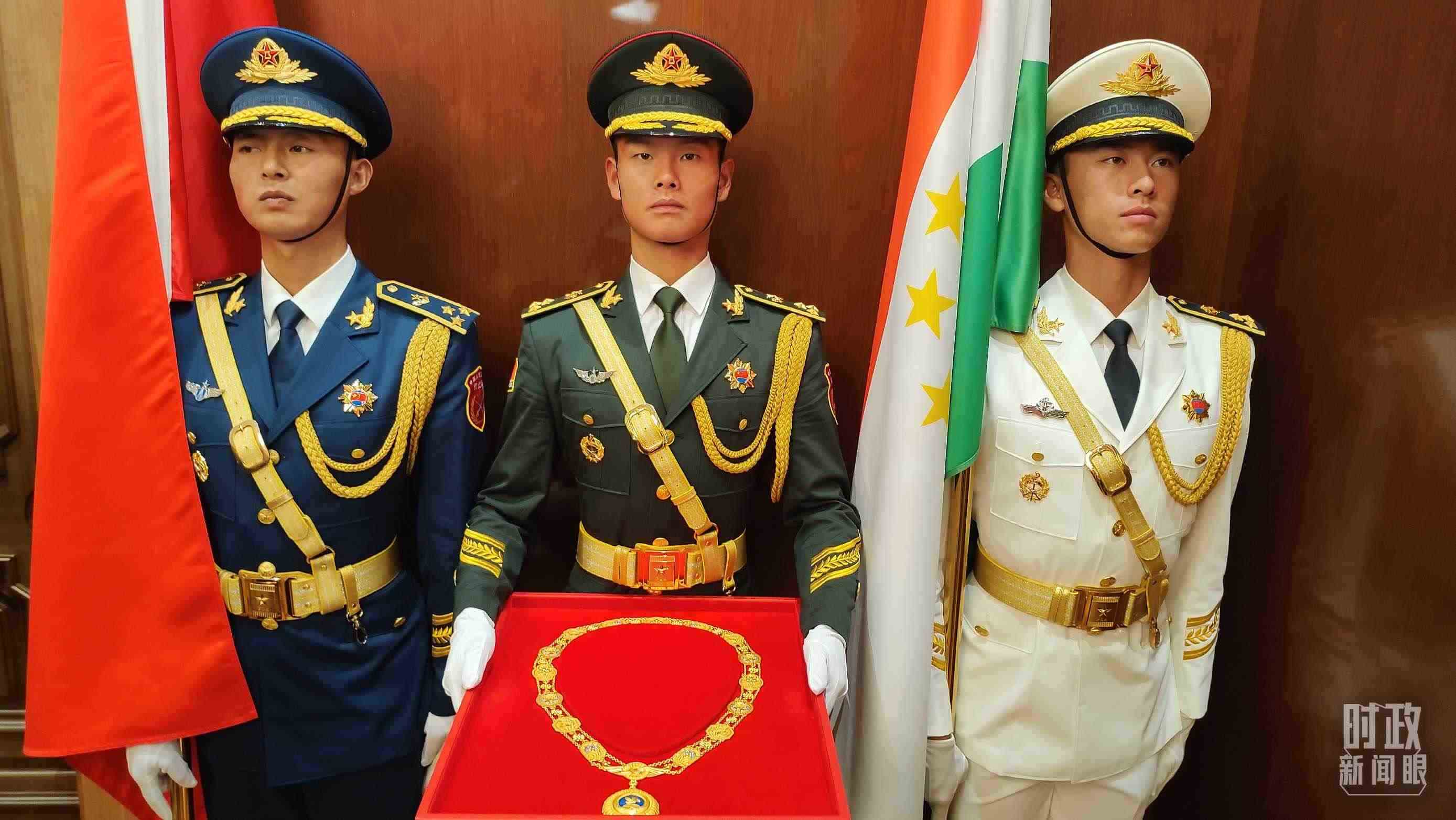 △中方儀仗兵護送“友誼勛章”入場。（總臺央視記者薛冠南拍攝）