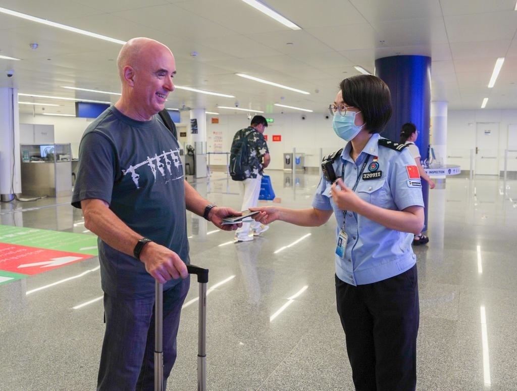  7月2日，南寧邊檢站移民管理警察引導(dǎo)外籍旅客有序通關(guān)。（南寧邊檢站供圖）