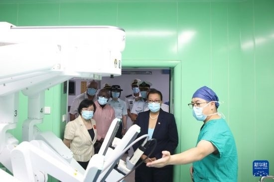 7月5日，塞舌爾衛(wèi)生部長維多在中國海軍“和平方舟”號醫(yī)院船上參觀。新華社發(fā)（劉志磊 攝）