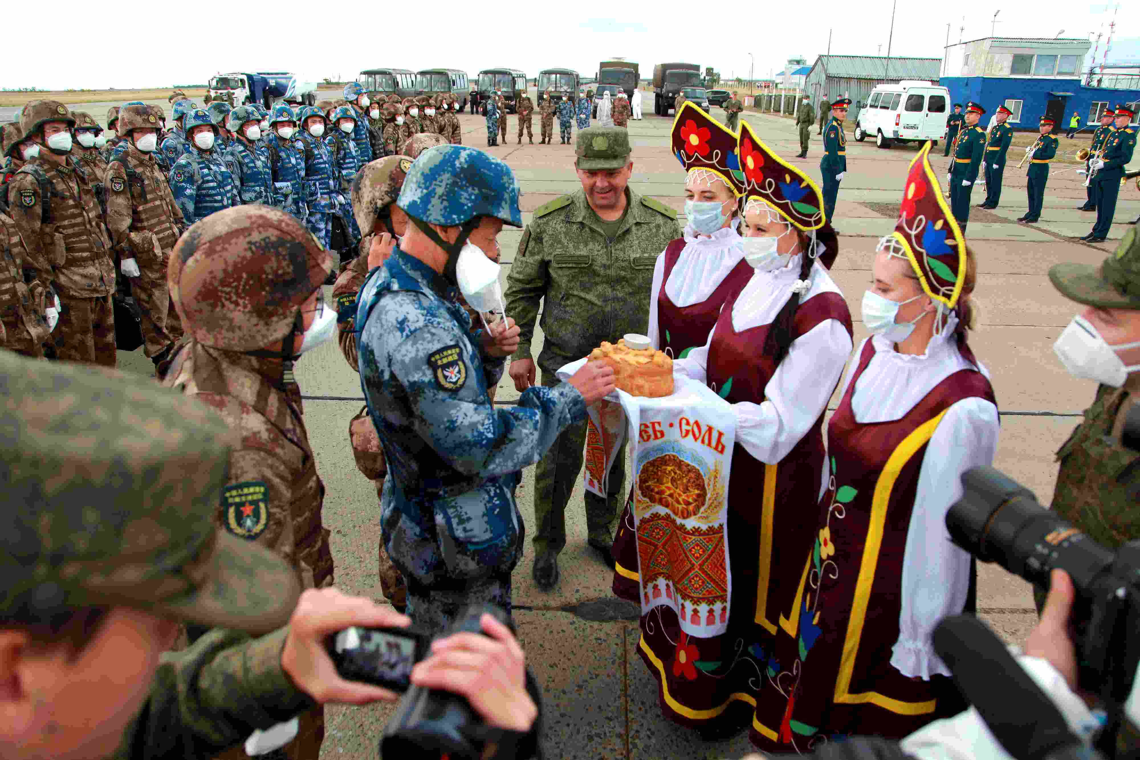 當(dāng)?shù)貢r間2021年9月10日，跨境參加“和平使命-2021”上海合作組織成員國聯(lián)合反恐軍演的中方部隊(duì)導(dǎo)演部抵達(dá)俄羅斯奧倫堡“東古茲”靶場演習(xí)地域。圖為俄方人員為中方人員舉行歡迎儀式。