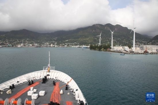 7月5日，中國海軍“和平方舟”號醫(yī)院船抵達(dá)塞舌爾維多利亞新港碼頭。新華社發(fā)（劉志磊 攝）