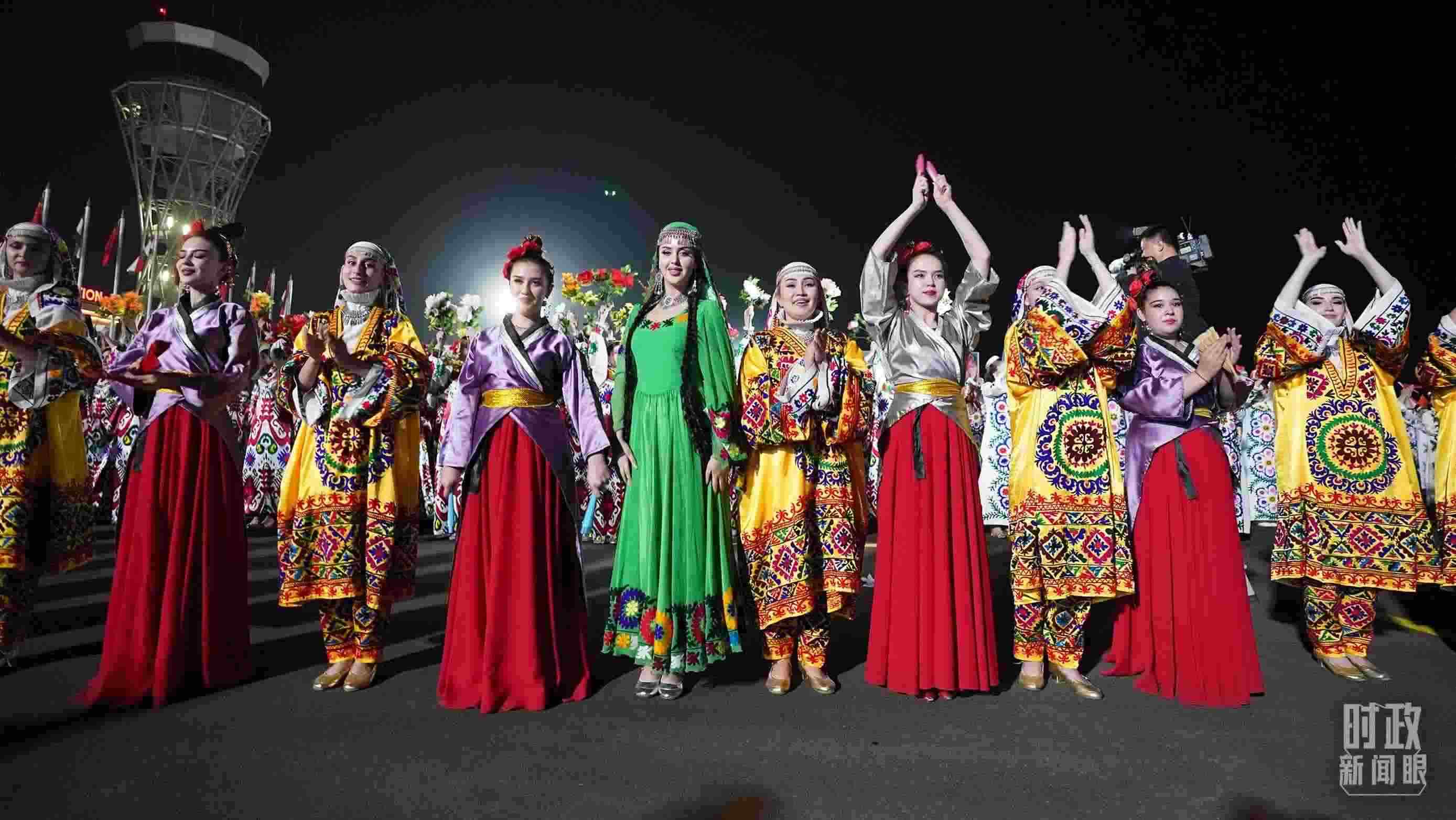 △迎賓儀式上身著民族盛裝的塔吉克斯坦青年。（總臺記者李晉拍攝）