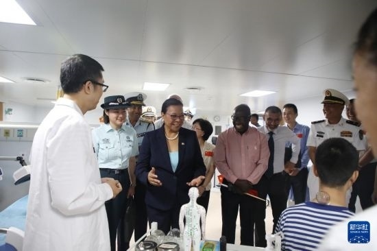 7月5日，塞舌爾衛(wèi)生部長維多在中國海軍“和平方舟”號醫(yī)院船上參觀中醫(yī)診室。新華社發(fā)（劉志磊 攝）