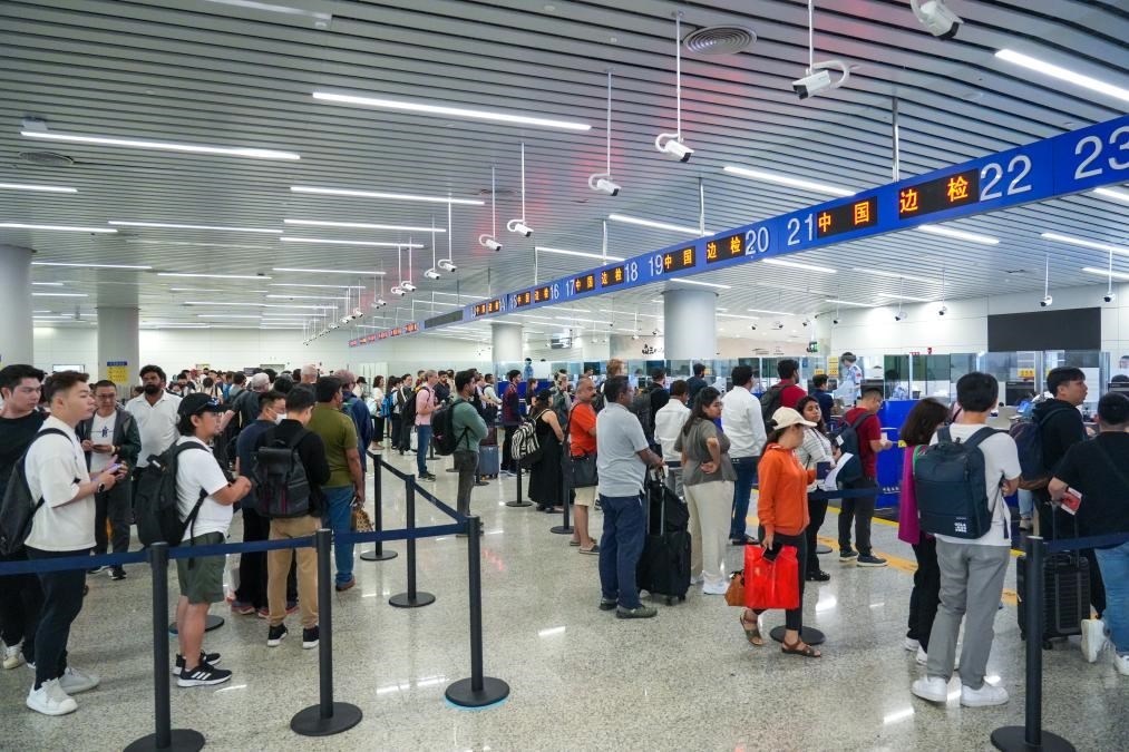 7月4日，白云邊檢站旅客通關(guān)現(xiàn)場(chǎng)。（白云邊檢站供圖）