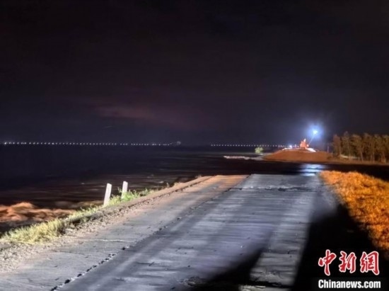  7月6日凌晨，湖南岳陽(yáng)華容縣團(tuán)洲垸洞庭湖一線堤防決口現(xiàn)場(chǎng)。中新社記者 白祖偕 攝