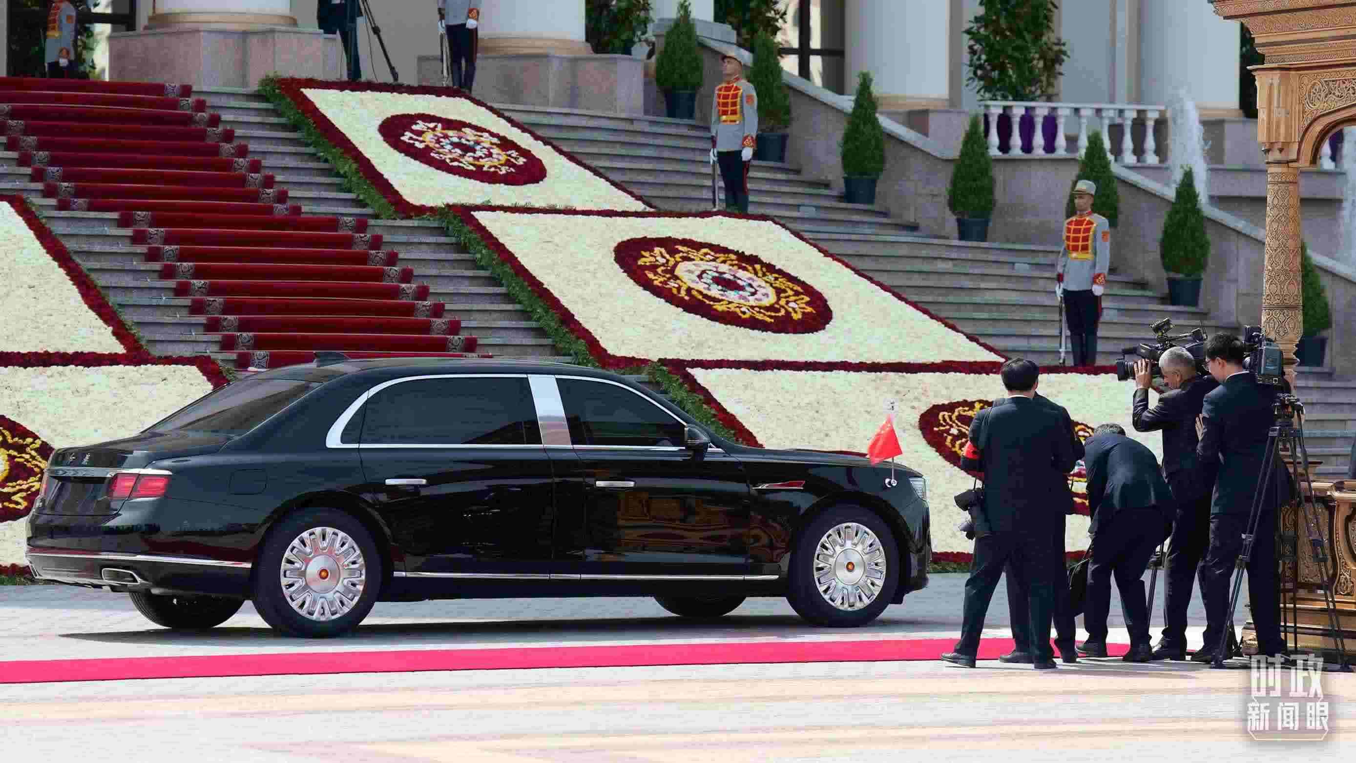 △習(xí)主席乘坐的紅旗車抵達塔總統(tǒng)府。（總臺記者李晉拍攝）