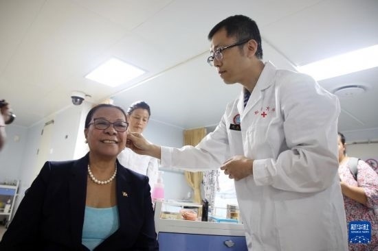 7月5日，塞舌爾衛(wèi)生部長維多在中國海軍“和平方舟”號醫(yī)院船上體驗(yàn)中醫(yī)。新華社發(fā)（劉志磊 攝）