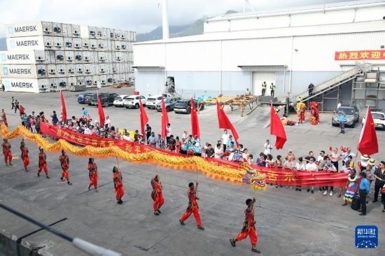 這是7月5日在塞舌爾維多利亞新港碼頭拍攝的歡迎儀式。新華社發(fā)（劉志磊 攝）