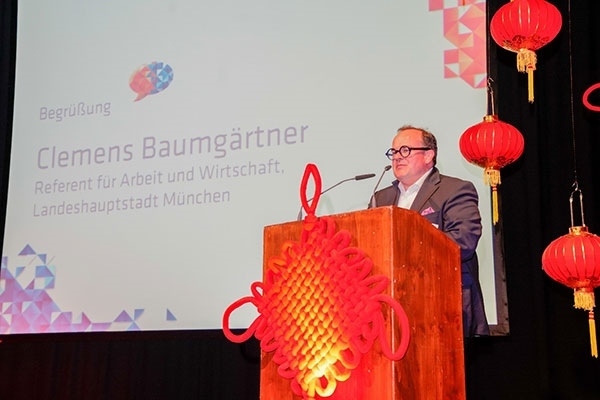 圖為鮑姆蓋特納在致辭。（駐慕尼黑總領館提供）