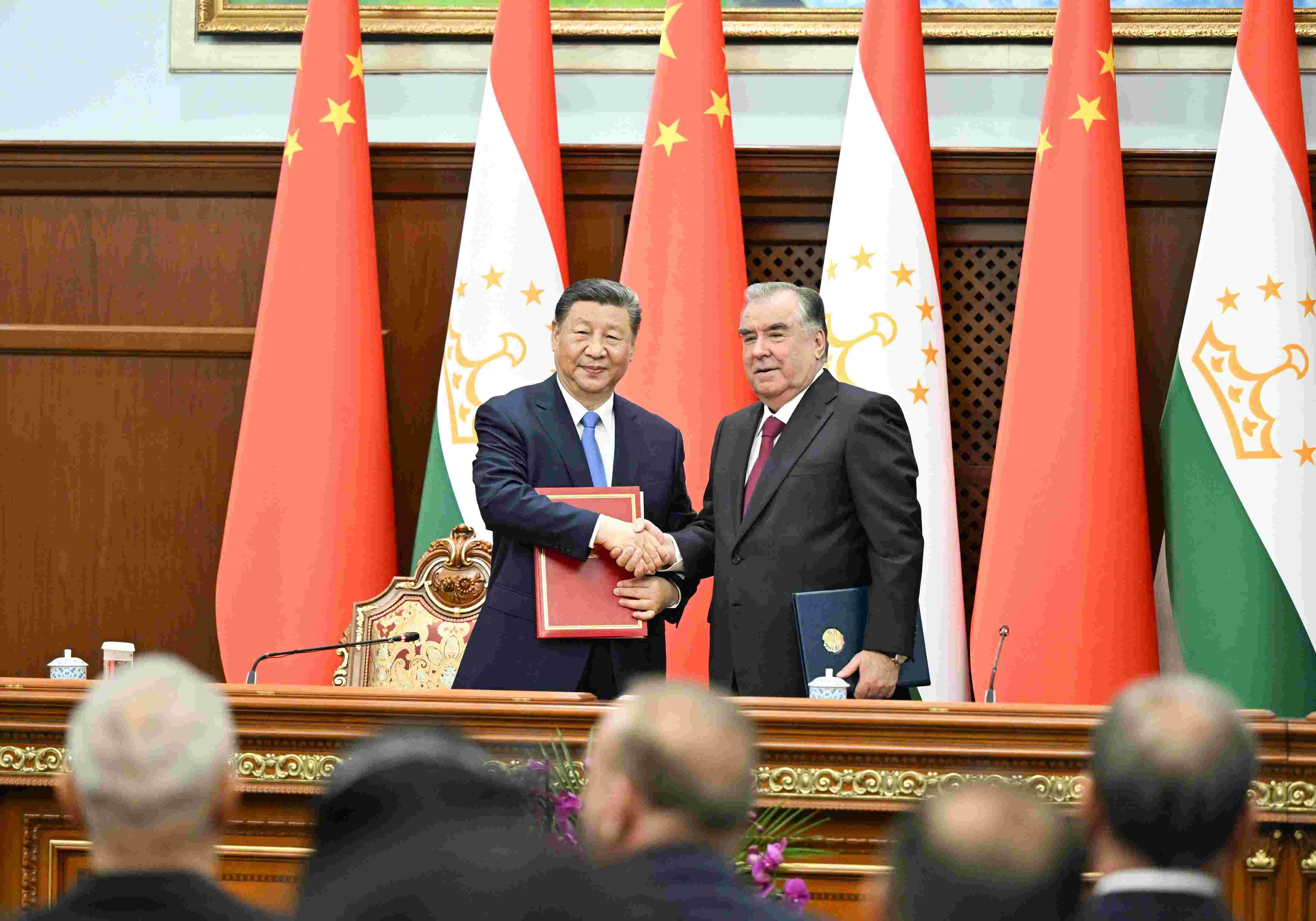 當?shù)貢r間2024年7月5日下午，習近平主席同塔吉克斯坦總統(tǒng)拉赫蒙在杜尚別總統(tǒng)府舉行會談。會談后，兩國元首共同簽署《中華人民共和國和塔吉克斯坦共和國關于發(fā)展新時代全面戰(zhàn)略合作伙伴關系的聯(lián)合聲明》。