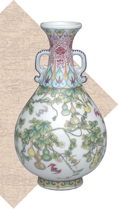 清代瓷胎畫(huà)琺瑯福壽連綿雙耳瓶。臺(tái)北故宮博物院藏