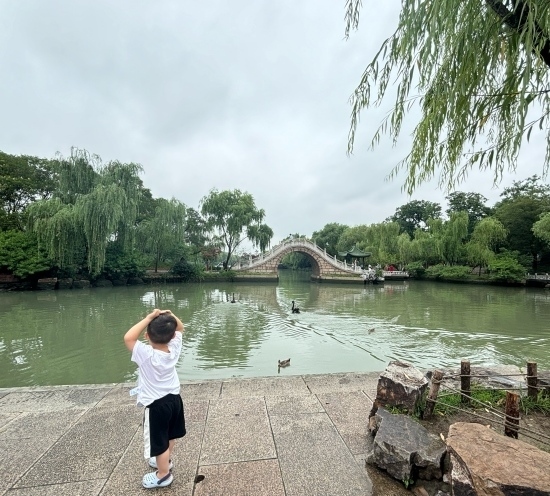 一位小朋友在二十四橋旁拍照。人民網記者 金慧慧攝