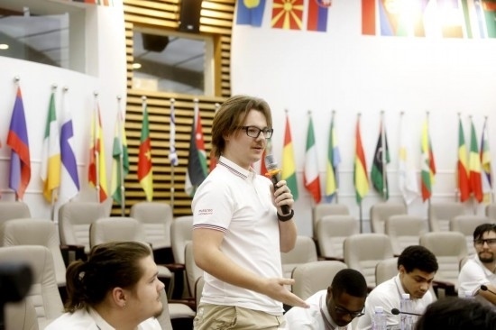 7月8日，美國中田納西州立大學(xué)大一學(xué)生雅克布·揚在共譜華美和音交流營上分享。新華社發(fā)