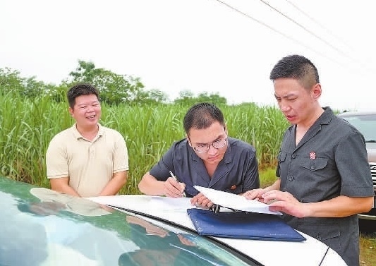 圖③：清塘后，執(zhí)行干警與某農(nóng)場負責人確認魚塘交付情況。