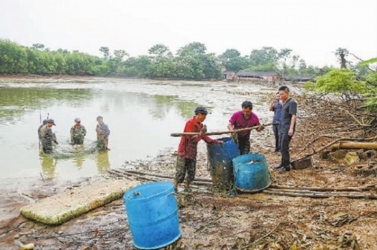 圖②：執(zhí)行干警督促凌某捕魚清塘。