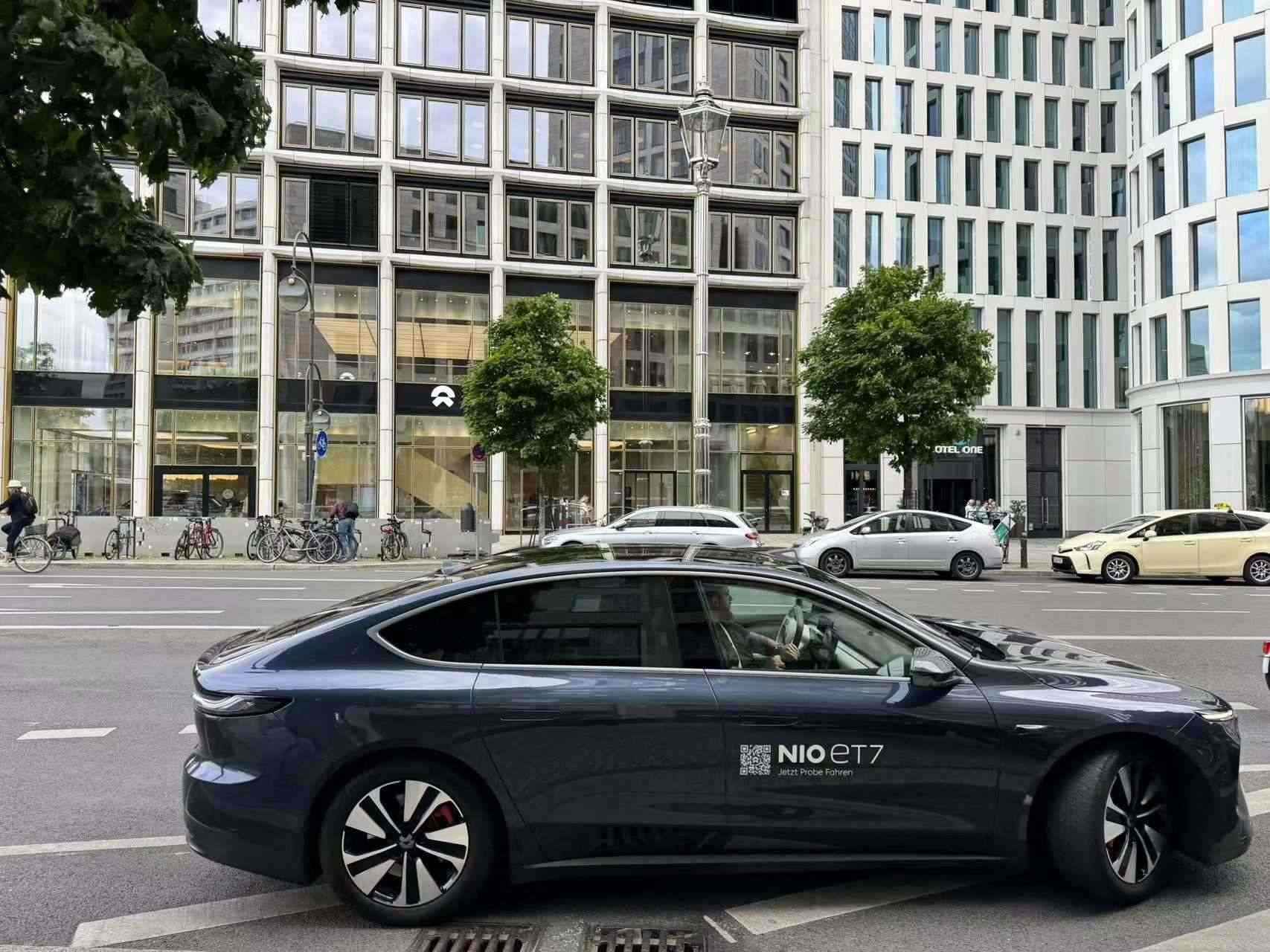 消費者在蔚來柏林智能駕駛中心前試駕電動汽車。 人民網(wǎng)記者 李強攝