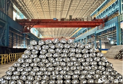 廠房內(nèi)待運(yùn)輸?shù)耐ㄤ摦a(chǎn)品。人民網(wǎng) 謝瑩攝