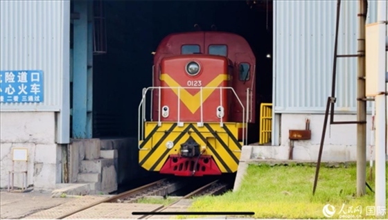 通鋼產(chǎn)品通過鐵路運(yùn)輸出場。人民網(wǎng) 謝瑩攝