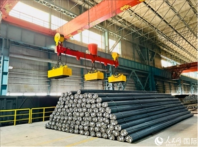 通鋼產(chǎn)品正在裝車。人民網(wǎng) 謝瑩攝